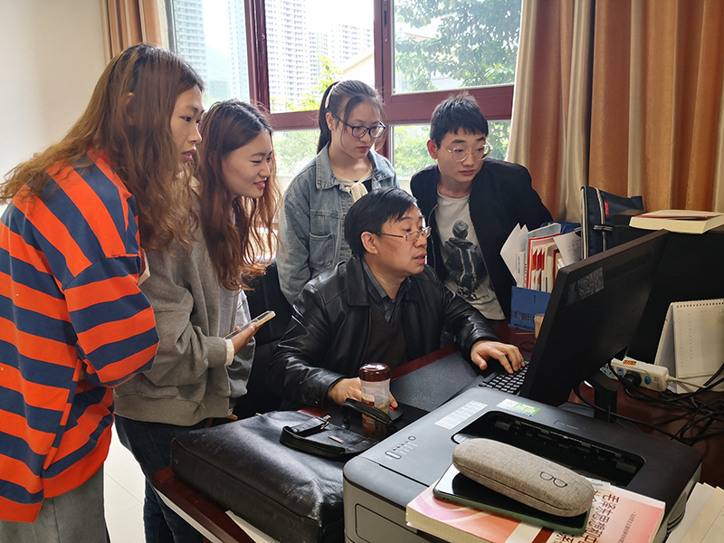 1648634256342016.jpg 指导大学生讲思政课场景.jpg